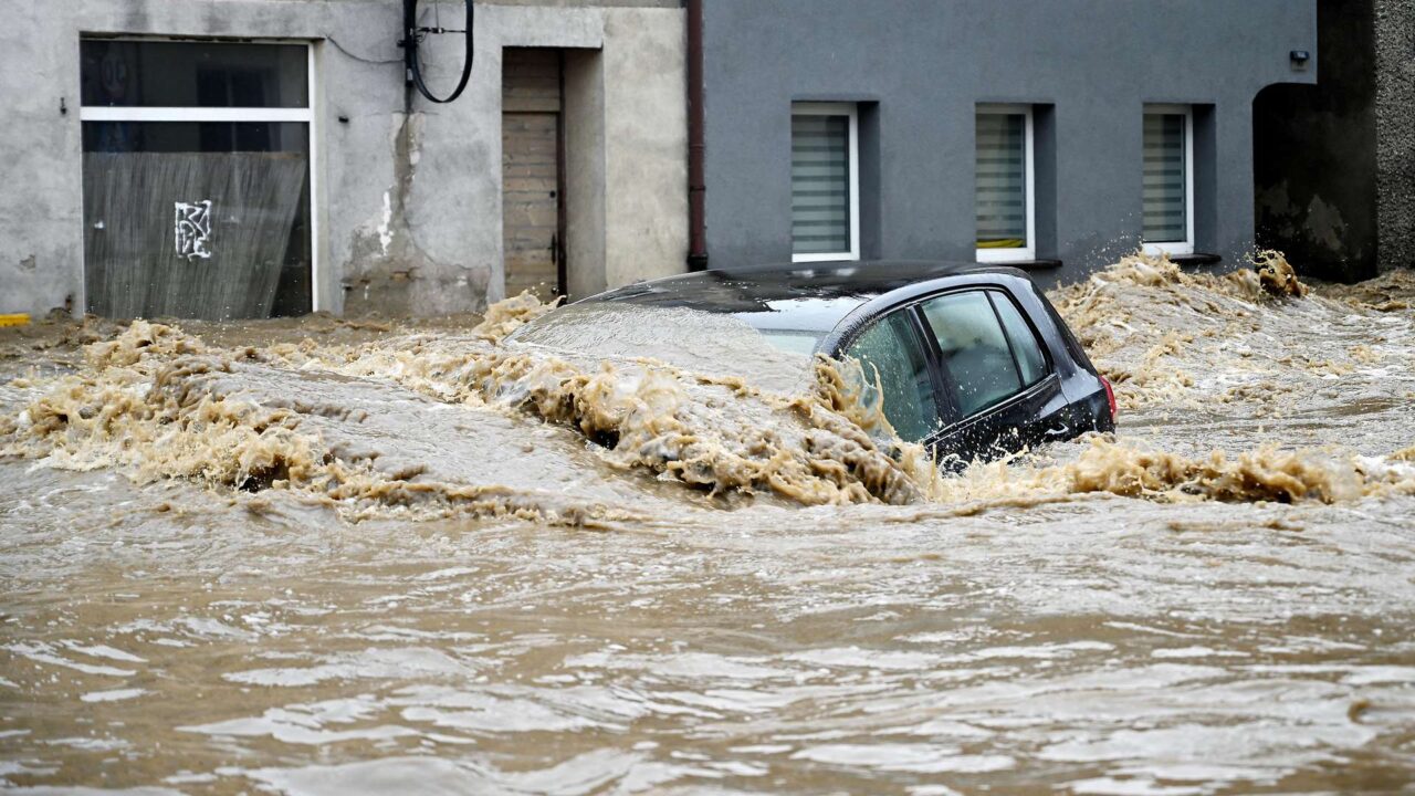 Hochwasserkatastrophe in Mitteleuropa: Staudammbruch in Polen, Evakuierungen in Tschechien und drohende Flut in Österreich