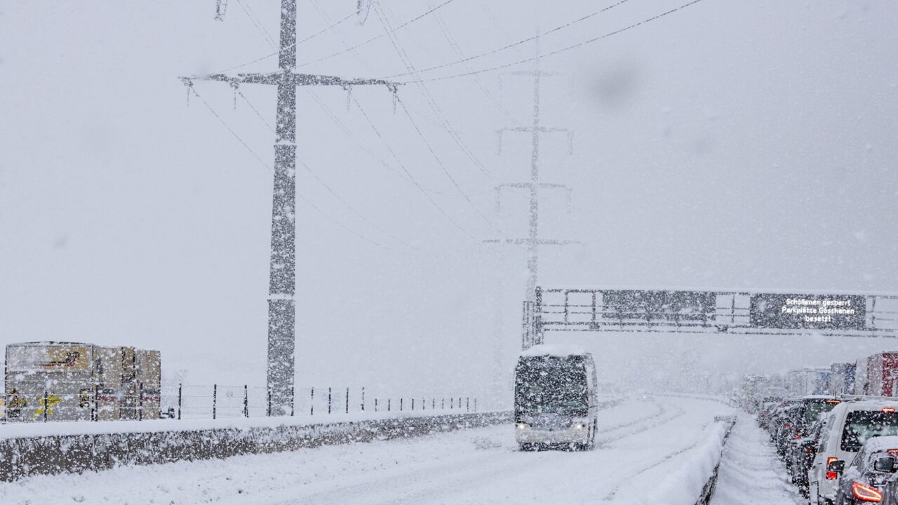 Wetterkunde: Schnee – Wie er entsteht, faszinierende Schneeflocken und Schneestürme